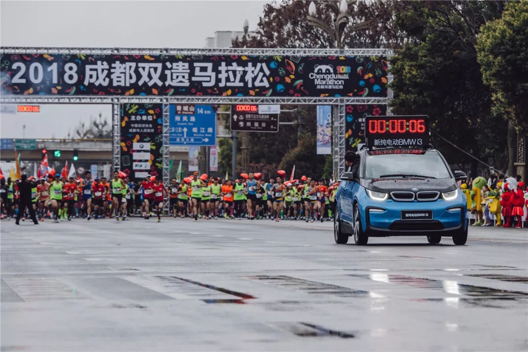 爱游戏娱乐官网 -包含江南雷霆队鏖战蓬莱金雕队,马拉松邀请赛读秒绝平,转换速度占优。豪门底蕴再次显现的词条