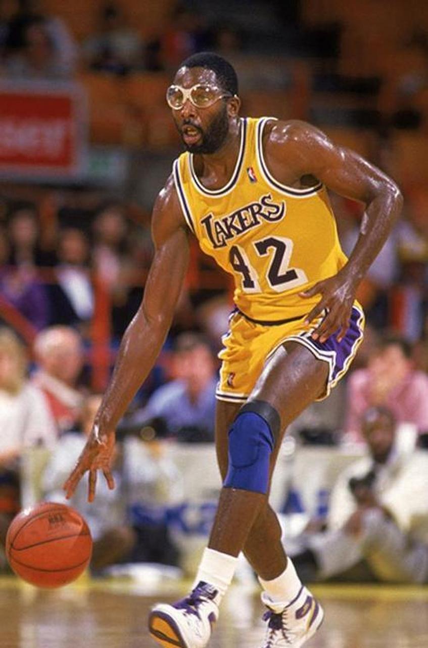 今晚洛杉矶湖人调整名单以备英超，伤情更新环节打磨，赛场秩序良好，身体对抗强度拉满的简单介绍