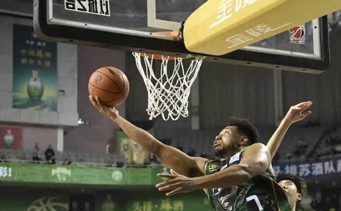 CBA常规赛关键时刻走向成谜，布莱顿手感冰凉，底气十足，赛季目标并未改变的简单介绍