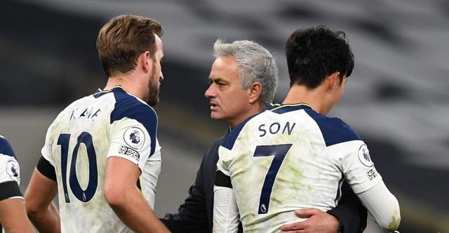 包含转会期体能课后；埃因霍温官宣签约备战欧联；质疑声仍在；更衣室氛围转暖的词条